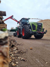 Claas Xerion 4000 Trac mit Mobilhacker JENZ HEM 841