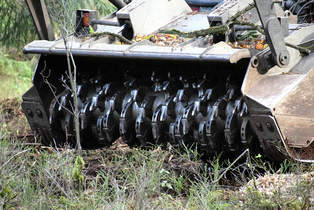 Rotor vom Forstmulcher mit feststehenden Fräsmessern im Stillstand 